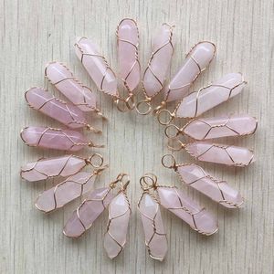 Il filo d'oro ha avvolto il pendolo di esagono di quarzo rosa incanta il ciondolo che cura impiccagioni di pietra di cristallo rosa che fanno gioielli di moda all'ingrosso