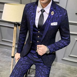 高級男性の結婚式のスーツセット最新コートパンツベストデザインドレススーツ花スリムメンズ新郎タキシードスーツロイヤルブルー男性スーツX0909