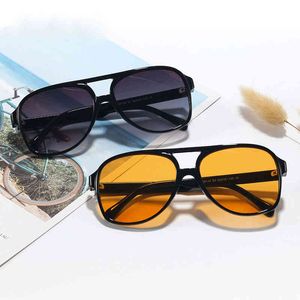 Store Manager rekommenderar trendigt UV400 solglasögon och kvinnors dekorativa glas