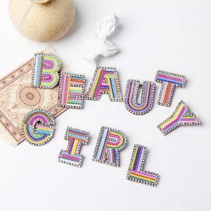 Personalize 26 letras Pinos de Broche Inicial para Mulheres Homens Arco-íris Bordado Rhinestone Lapela Pino Camisa Vestuário Jóias De Casamento