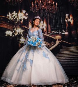 Vit och ljusblå spets quinceanera klänningar V nacke Juliet Long Illusion Sleeves Bollklänningar Tulle Mexican Vestido de Anos Prom Formell klänning