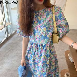 Korejpaaの女性のドレス夏の韓国のシックな女性レトロなインク汚れた花のラウンドネックプリーツスリミングパフスリーブvestidos 210526