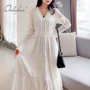 Maxi abito da donna a maniche lunghe in pizzo bianco a maniche lunghe con scollo a barchetta in autunno 210415