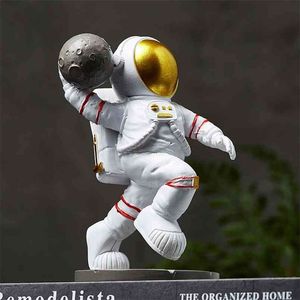 Resina nordica Astronauta creativo Scultura Negozio di figurine Scrivania artigianale Accessori per la decorazione della casa Regalo di compleanno moderno Cartone animato 210924