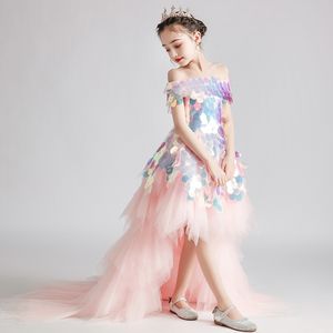 2021 Nuevos vestidos de niña de flores altos y bajos con apliques de encaje para bodas Faldas con gradas Vestido de desfile para niñas pequeñas Vestidos de primera comunión con plumas