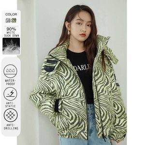 Fansilanen Zebra Tryck Striped Short Down Jacket Kvinnor Vattentät Oversize Puffer Winter Coat Kvinna Grön Ljus Parka 210607