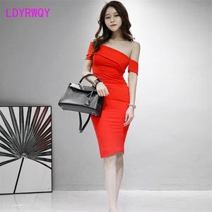 Yaz Kore versiyonunun asimetrik eğik yaka ince seksi elbise kılıf ofis bayan katı 210416