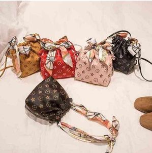 Детская сумка на ремне с шелковым шарфом для девочек ведро сумки сумки для детей кошельки сумки Mini Tote мода классический цветочный печатный праздник подарки