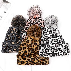 Beanie / Kafatası Kapaklar Moda Yumuşak Kürk Pom Poms Leopar Baskı Kadın Şapka Kasket Örme Kayak Kapağı