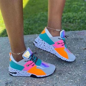 2023 Fashion Women's Sneakers مختلط ألوان متلازمة زيادة غير رسمية أحذية رياضية مريحة ومريحة للسيدات للإناث Y0907