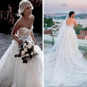 Unik älskling vit tyll blommig bröllopsklänningar med 3D -applikationer pärlor pärlor land bröllopsklänningar brudklänningar voiles de mariage