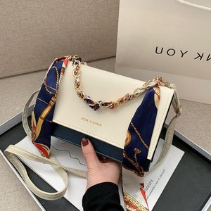 Umhängetaschen Verkauf von One-Shoulder-Handtaschen 2021 Trend Mode Damen Umhängetasche Seidenschal Kette Tragbare kleine quadratische Frauen