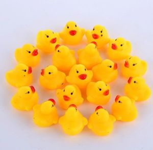 Party Favor Fashion Bath Water Duck Toy Baby Small Ducktoy Mini Gul Gummi Änder Barn Swimming Beach Presenter Sn2500