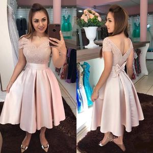 Dammig rosa knä längd homecoming klänningar 2022 A-line cap Sleeve Lace Appliques Backless satin Elegant kort fest prom klänningar cocktail examen klänningar med båge