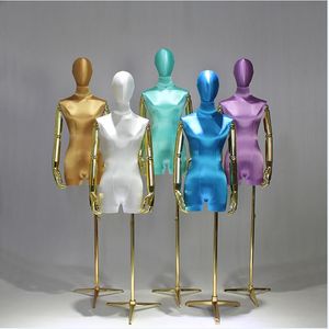 衣料品店のモデル小道具商業家具女性半分の長さのハイエンドシルクサテンゴールデンアームのウェディングドレスディスプレイラックウィンドウショープラットフォーム