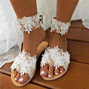 Sommar kvinnor vita platta sandaler lyxiga pärlor brud bröllop skor blommor ankelband strand romerska tofflor zapatillas casa muje