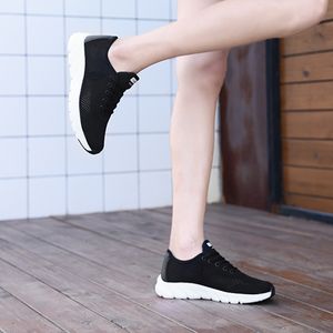 Üst Moda 2021 Mens Bayan Spor Koşu Ayakkabıları Kaliteli Katı Renk Nefes Açık Koşucular Pembe Örgü Tenis Sneakers Boyutu 35-44 WY30-928