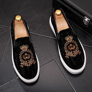 Mode Suede Läder Broderi Rhinestone Skor Mens Casual Tryckta Moccasins Bröllop Business Dress Loafers Man Party Driving Flats B51