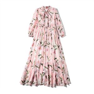 Letnia Moda Designer Lily Floral Print Maxi Sukienka Damska Bow Tie Kołnierz Różowy Elegancki Plisowany Wakacje Szyfonowe Długie Suknie 210416