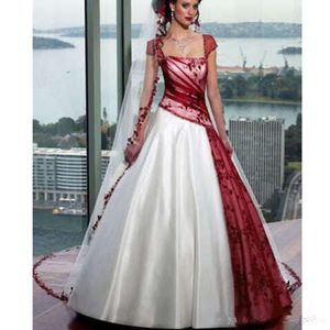 Abito da sposa vintage bianco e bordeaux a linea A per le donne Collo quadrato Applicazioni in pizzo Manica ad aletta Taglie forti Corsetto gotico con lacci Abiti da sposa lunghi da giardino di campagna