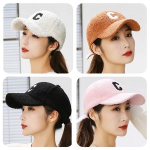 Mode Letter Broderi Vinter Varm Baseball Cap Unisex Soft Lamb Wool Justerbar Hatt Casual Outdoor Sun Visor Hat