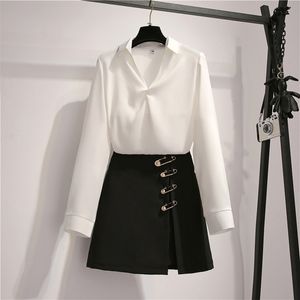 Moda Dwa Kawałki Kobiety Solidna Biała Bluzka Top + Złoty Pin Split Black Mini Spódnica Kobieta Elegancka 2 sztuk Odzież Set 210416