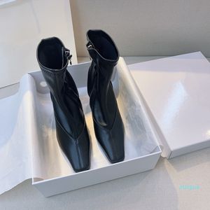 디자이너 탄성 부츠 패션 신발 발은 8cm 크기의 35 ~ 40 야드로 매우 편안한 수입 가죽베이스 바닥을 느낀다.