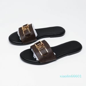 Fashion-Women Fashion Gingham Fashion Love Sandals صندل مع زخرفة معدنية ذهبية اللون الأسود والبني والأبيض للشاطئ