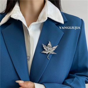 Pins, Brooches Yangliujia Winter Retro Maple Metallic High-grade Brooch Character Joker Fashionable Woman Jewelry Accessories Wholesale