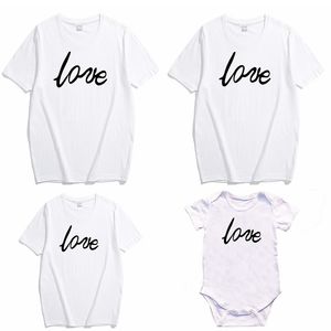 Look Mommy and Me ClothesLove Familie Passende Kleidung Rote Baumwolle Outfits Sommer Tops Kinder Jungen Vater T-shirt Kleidung 210417