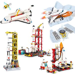 Stacja kosmiczna Saturn V Rocket Building Blocks City Shuttle Center Center Atellite Astronaut Figurki Zestaw Zabawki Dla Dzieci Prezent Q0624