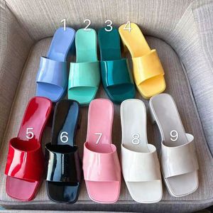 2021 여름 여성 인쇄 샌들 캔디 색상 두꺼운 바닥 신발 플랫폼 알파벳 레이디 특허 트레이너 비치 홀리데이 야외 슬리퍼 상자