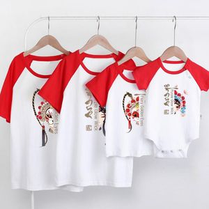 中国風の夏の家族の一致する衣装Tシャツの服母父息子の娘子供赤ちゃん印刷210429