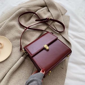 크로스 바디 가방 여성을위한 간단한 스타일 빈티지 가죽 2020 잠금 어깨 간단한 가방 여성 여행 핸드백 및 지갑