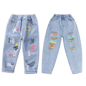 Jeans da bambina per bambini Pantaloni lunghi da cartone animato floreale Primavera Autunno Graffiti Pittura Stampa Pantaloni casual con foro JYF 220222