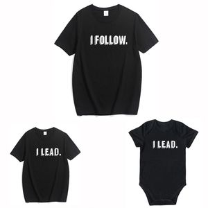 Roupa de correspondência Eu sigo vínculo mamãe filha filho filho olhar pai camiseta romper letra de verão bebê roupas de bebê 210417