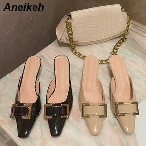 Aneikeh Moda de Verão Pu Mulheres Spike Heels Fora De Metal Decoração Sólida Patente De Couro Raso Preto Damasco Tamanho 35-39 210615