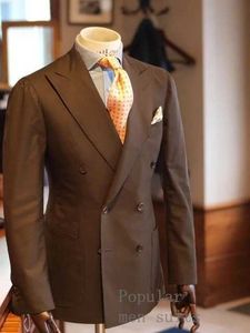 イギリスの衣装ホム茶色の男性の男性スーツピークラペルダブルブレストファッションウェディングプロムテルノマスコリノ新郎ブレザー2ピースx0909