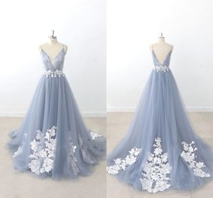 Dusty Blue Długi pociąg Prom Dresses Floral Aplikacje Koronki Plisowane Spaghetti V-Neck Zipper Specjalna okazja Formalna Suknia Wieczorowa Party