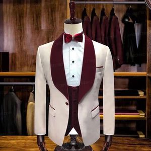 Modny Beżowy Groom Tuxedos 3 Sztukami Groomsmen Burgundii Velvet Szal Kapel Mężczyzna Garnitur Męskie Blazer Garnitury Blazers