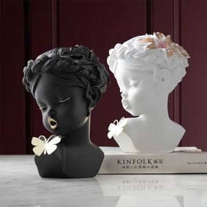 欧州のキスバタフライエンジェルかわいい女の子樹脂像ウェディングギフトホームデスクトップ置物装飾赤ちゃんの彫刻工芸210811