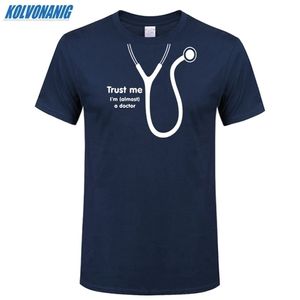 Yaz Güven Bana Neredeyse Bir Doktor Komik Baskı T Gömlek Erkekler Kısa Kollu Pamuk O-Boyun Gevşek Boy T-Shirt 210716