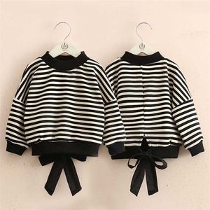 Autunno Primavera 3 4 6 8 10 12 anni Bambini O-Collo pullover lavorato a maglia in cotone bianco nero maglione a righe per bambini neonate 211104