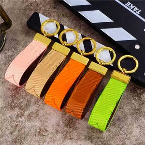 Officiell Designer Bil Läder Keychain Straps Mode Kvinna Mens Söt Lång Högkvalitativ Golden Key Metal Pendant Bag Decoration