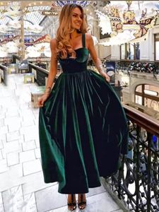 Emerald Green Velvet Prom -klänningar 2022 Simple Straps Formal A Line Party Gows Vanliga korta kvällsklänningar med dragkedja