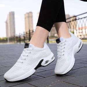 Yabancı Kadın Ayakkabıları toptan satış-2021 Dış Ticaret Kadın Nefes Yumuşak Tabanlı Koşu Ayakkabıları Pembe Kırmızı Mor Siyah Beyaz Kore Eğlence Hava Yastığı Spor Dokuz
