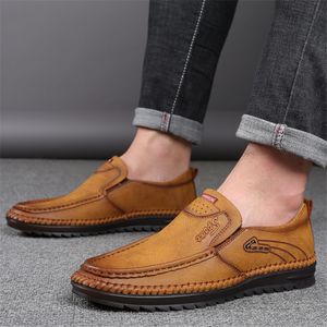 Våren höst män äkta läder casual skor mode glida på svart bruna bekväma loafers italienska stil designer moccasins