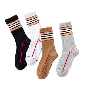 Nytt modenamn Märke Lyx Designerstrumpor Män Besättning Hip Hop Stripe Sock Kvinna Grossist Dropshipping X0710