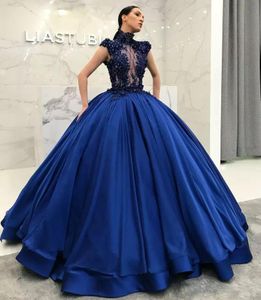 Gorgeous Dubai High Neck Quinceanera Klänningar Beaded Appliques Cap Sleeve Satin Ball Gown Prom Klänningar Royal Blue Afton Dress Vestidos DE