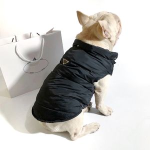 Winter verdicken warme Haustierwesten Hundebekleidung klassisches Dreieck-Abzeichen Teddy-Mantel modische Kapuzen-Designer-Bulldoggen-Mäntel